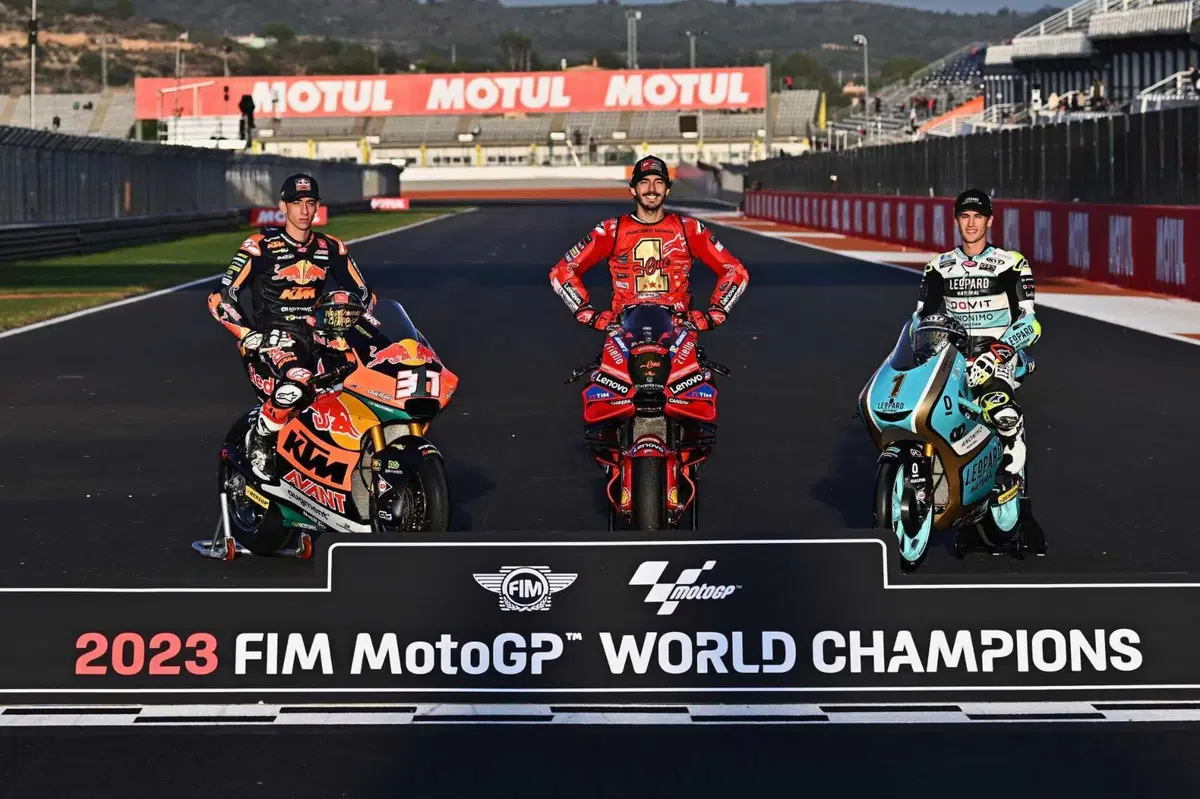 MotoGP 2023. GP di Valencia. Valentino Rossi in mezzo ai tre campioni, l'abbraccio Pecco Bagnaia-Jorge Martin, quello tra Aleix Espargaro e Franco Morbidelli e altre foto dall'ultimo weekend [GALLERY] (16)