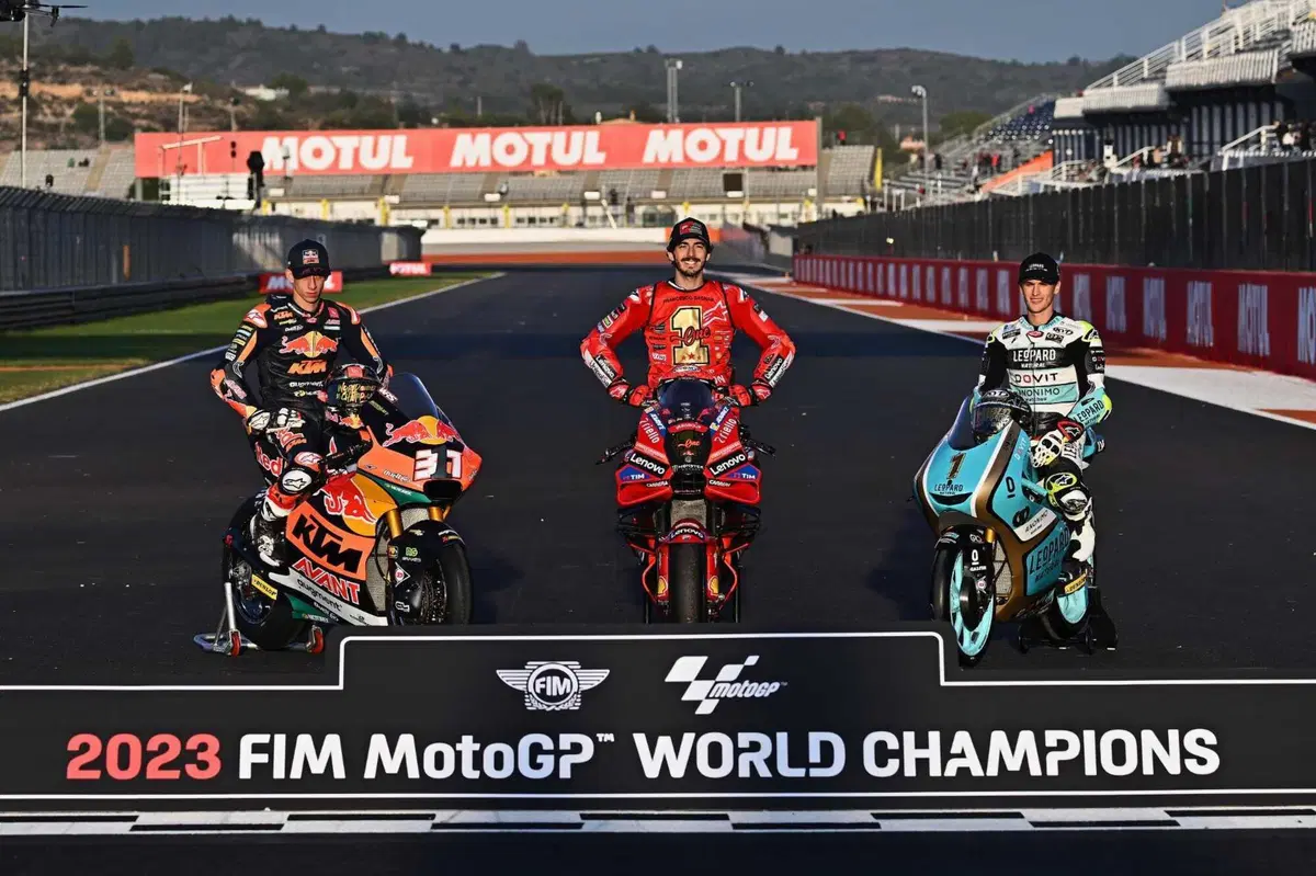 MotoGP 2023. GP di Valencia. Valentino Rossi in mezzo ai tre campioni, l'abbraccio Pecco Bagnaia-Jorge Martin, quello tra Aleix Espargaro e Franco Morbidelli e altre foto dall'ultimo weekend [GALLERY] (12)