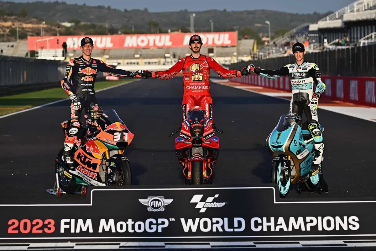 MotoGP 2023. GP di Valencia. Valentino Rossi in mezzo ai tre campioni, l'abbraccio Pecco Bagnaia-Jorge Martin, quello tra Aleix Espargaro e Franco Morbidelli e altre foto dall'ultimo weekend [GALLERY] (17)