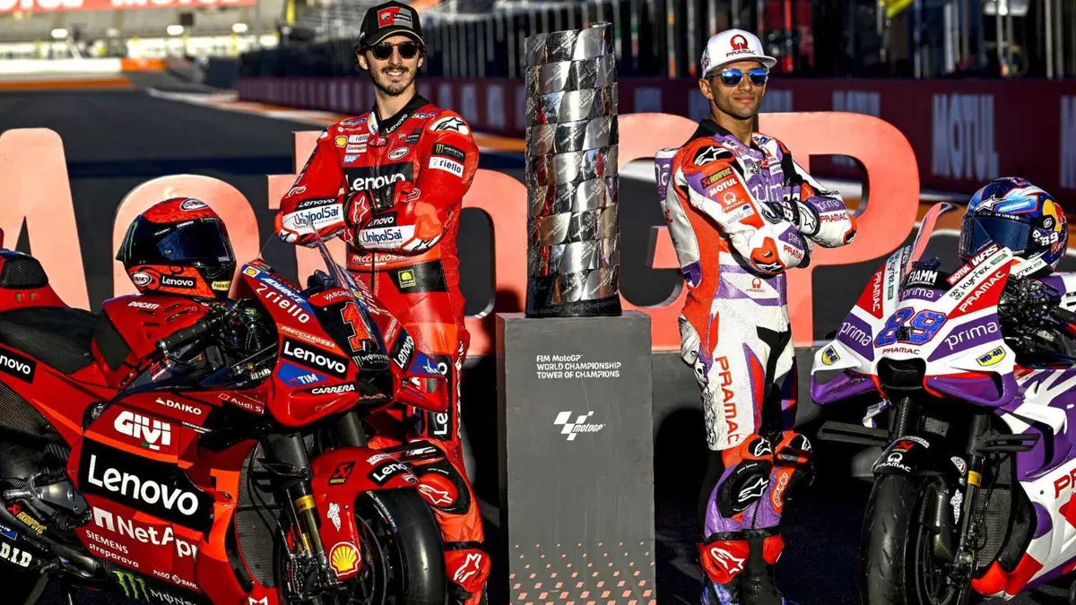 MotoGP 2023. GP di Valencia. Valentino Rossi in mezzo ai tre campioni, l'abbraccio Pecco Bagnaia-Jorge Martin, quello tra Aleix Espargaro e Franco Morbidelli e altre foto dall'ultimo weekend [GALLERY] (21)