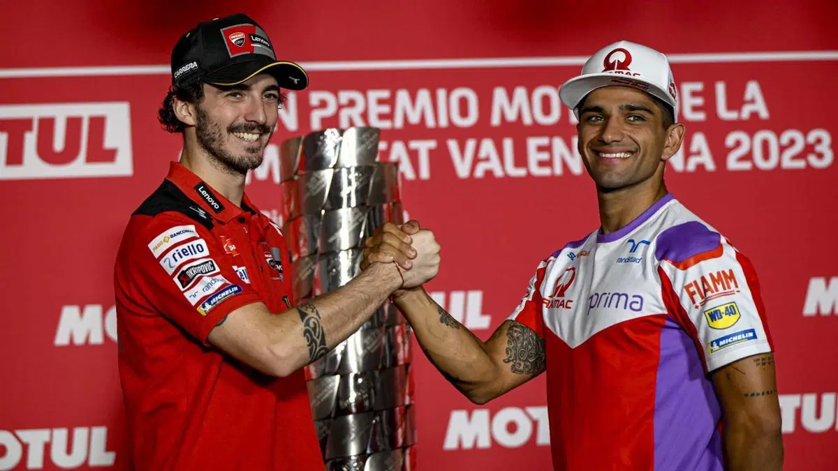 MotoGP 2023. GP di Valencia. Valentino Rossi in mezzo ai tre campioni, l'abbraccio Pecco Bagnaia-Jorge Martin, quello tra Aleix Espargaro e Franco Morbidelli e altre foto dall'ultimo weekend [GALLERY] (34)