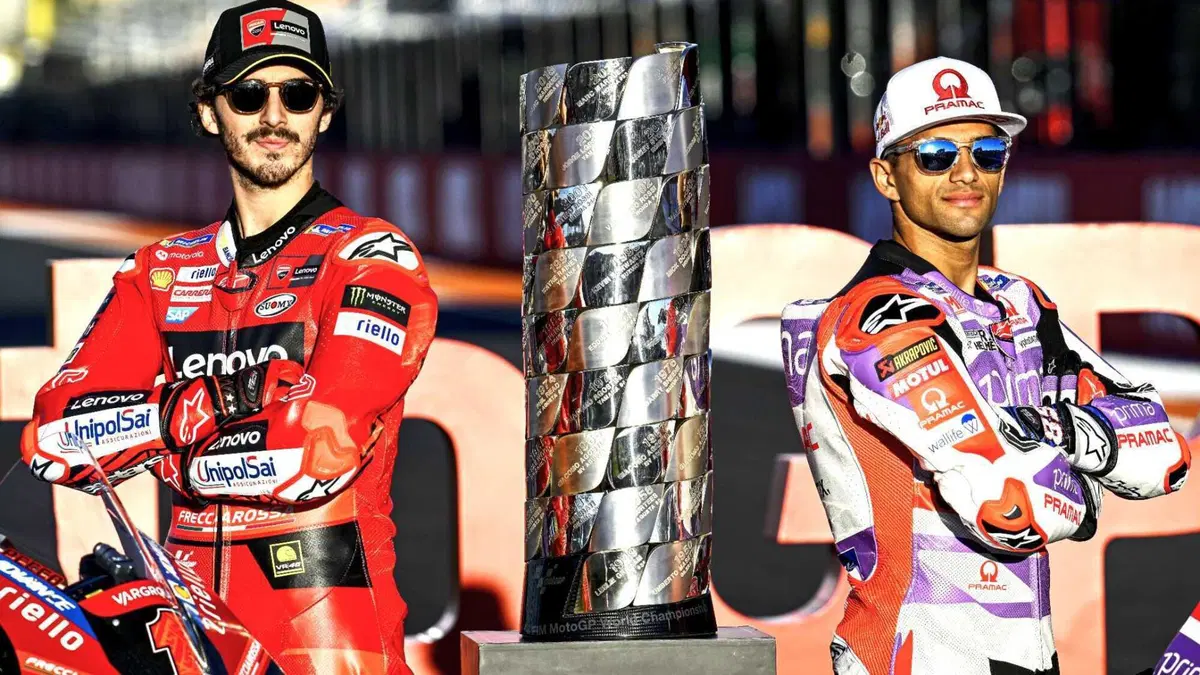 MotoGP 2023. GP di Valencia. Valentino Rossi in mezzo ai tre campioni, l'abbraccio Pecco Bagnaia-Jorge Martin, quello tra Aleix Espargaro e Franco Morbidelli e altre foto dall'ultimo weekend [GALLERY] (24)
