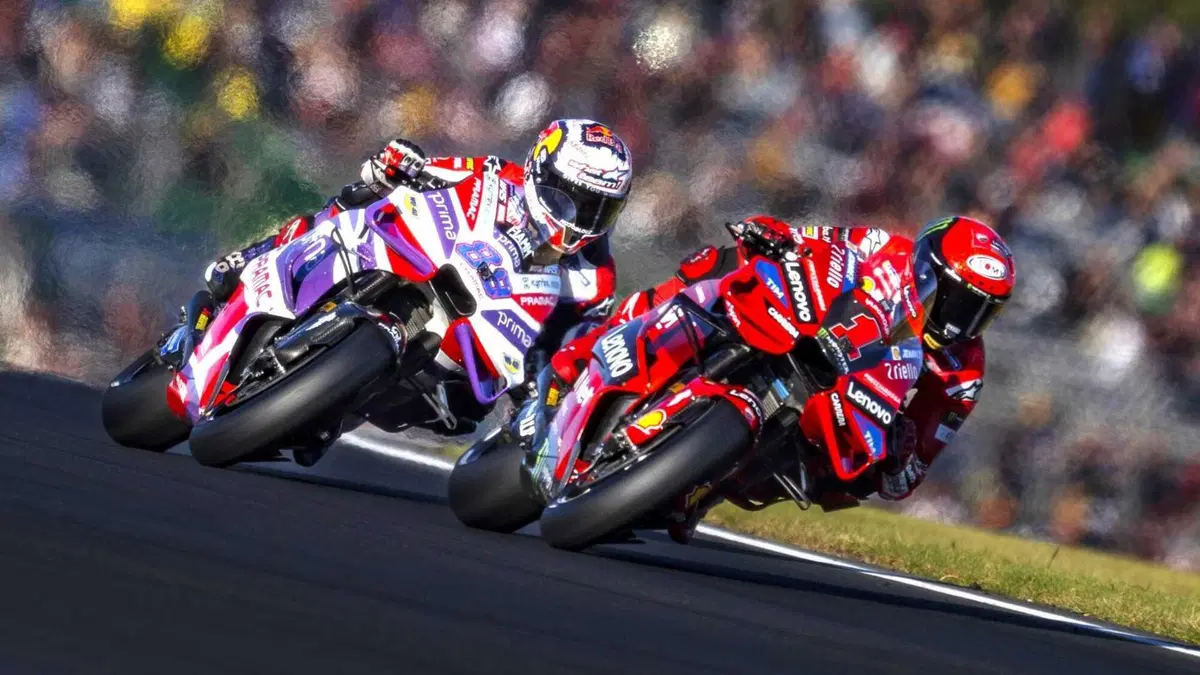 MotoGP 2023. GP di Valencia. Valentino Rossi in mezzo ai tre campioni, l'abbraccio Pecco Bagnaia-Jorge Martin, quello tra Aleix Espargaro e Franco Morbidelli e altre foto dall'ultimo weekend [GALLERY] (25)
