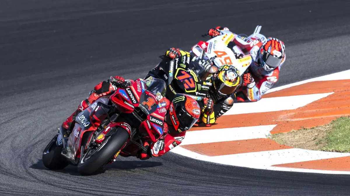 MotoGP 2023. GP di Valencia. Valentino Rossi in mezzo ai tre campioni, l'abbraccio Pecco Bagnaia-Jorge Martin, quello tra Aleix Espargaro e Franco Morbidelli e altre foto dall'ultimo weekend [GALLERY] (28)