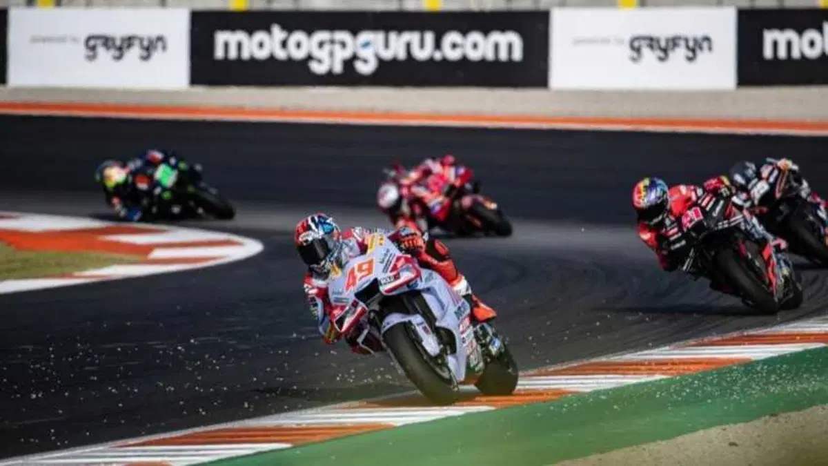 MotoGP 2023. GP di Valencia. Valentino Rossi in mezzo ai tre campioni, l'abbraccio Pecco Bagnaia-Jorge Martin, quello tra Aleix Espargaro e Franco Morbidelli e altre foto dall'ultimo weekend [GALLERY] (30)