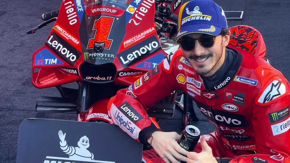MotoGP 2023. GP di Valencia. Valentino Rossi in mezzo ai tre campioni, l'abbraccio Pecco Bagnaia-Jorge Martin, quello tra Aleix Espargaro e Franco Morbidelli e altre foto dall'ultimo weekend [GALLERY] (46)