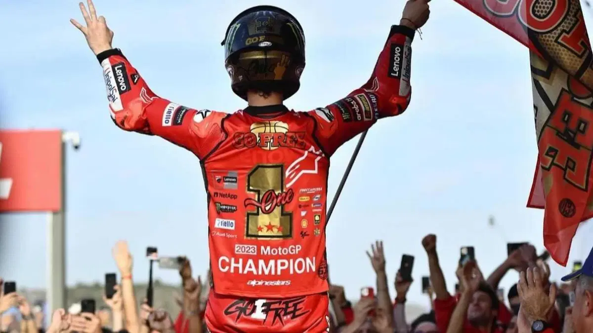 MotoGP 2023. GP di Valencia. Valentino Rossi in mezzo ai tre campioni, l'abbraccio Pecco Bagnaia-Jorge Martin, quello tra Aleix Espargaro e Franco Morbidelli e altre foto dall'ultimo weekend [GALLERY] (49)