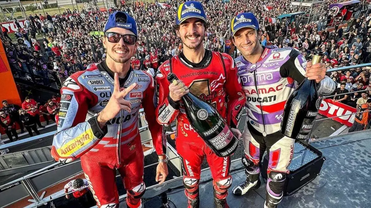 MotoGP 2023. GP di Valencia. Valentino Rossi in mezzo ai tre campioni, l'abbraccio Pecco Bagnaia-Jorge Martin, quello tra Aleix Espargaro e Franco Morbidelli e altre foto dall'ultimo weekend [GALLERY] (53)