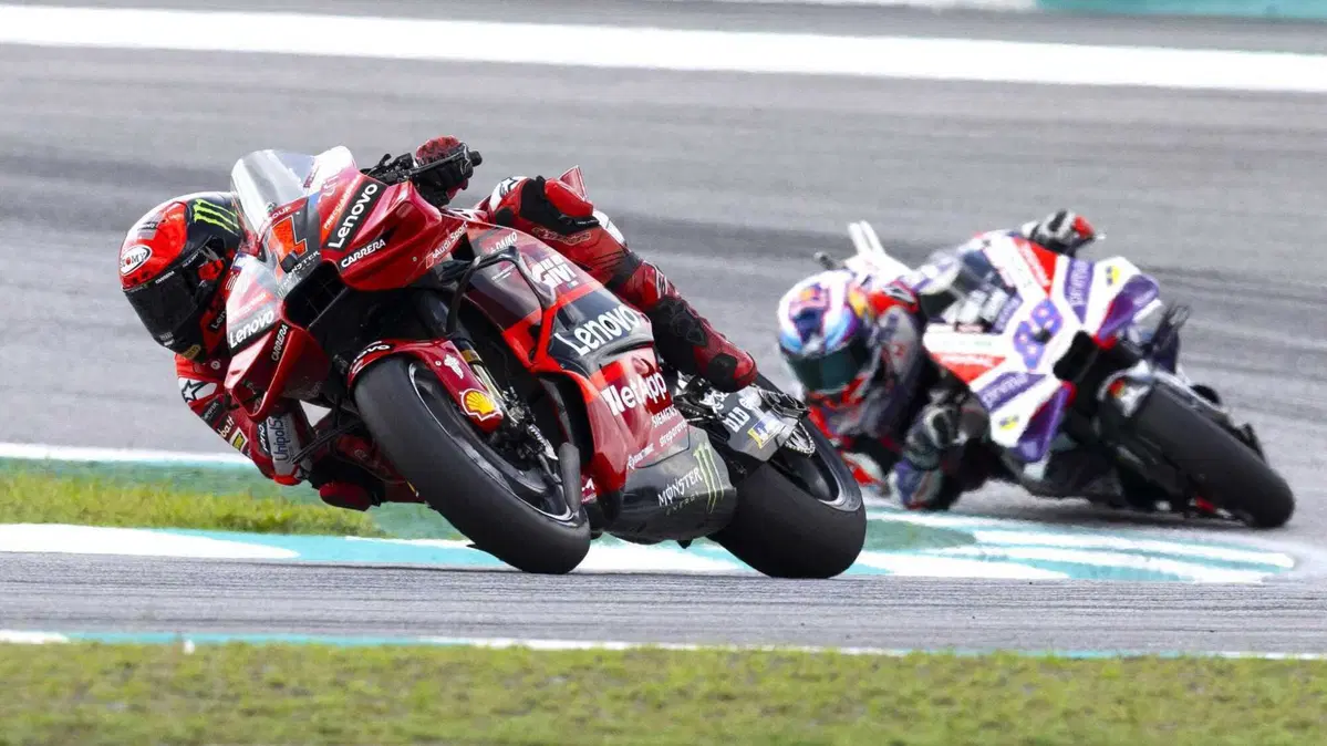 MotoGP 2023. GP di Valencia. Valentino Rossi in mezzo ai tre campioni, l'abbraccio Pecco Bagnaia-Jorge Martin, quello tra Aleix Espargaro e Franco Morbidelli e altre foto dall'ultimo weekend [GALLERY] (55)