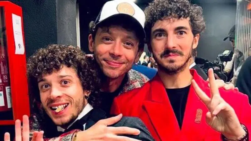 MotoGP 2023, GP di Valencia. Pecco Bagnaia Campione del Mondo: dai festeggiamenti con Valentino Rossi alla voglia di rivalsa di Jorge Mart&iacute;n. Quello che dovete vedere sui social [VIDEO]