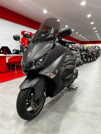 Moto Yamaha TMAX 530 presso il concessionario d'auto di lusso Morman