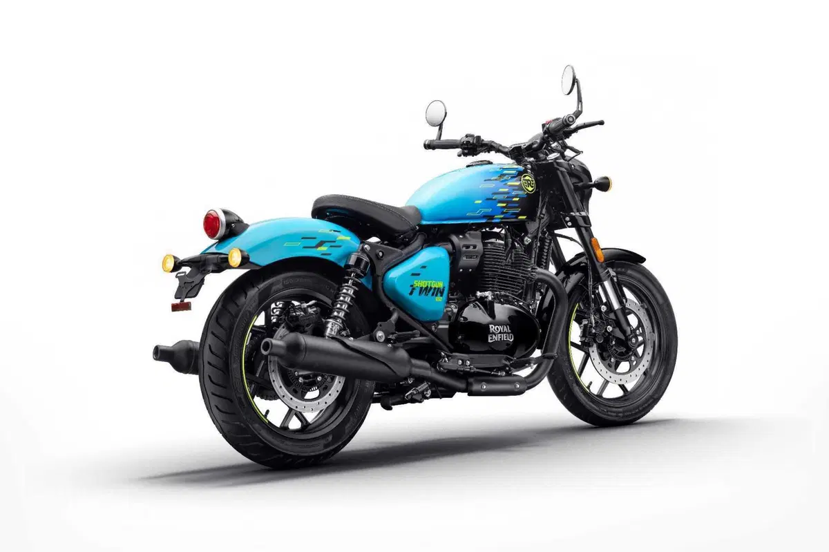 Royal Enfield Shotgun 650 Motoverse Edition, arriva la roadster neo-retro  (12)