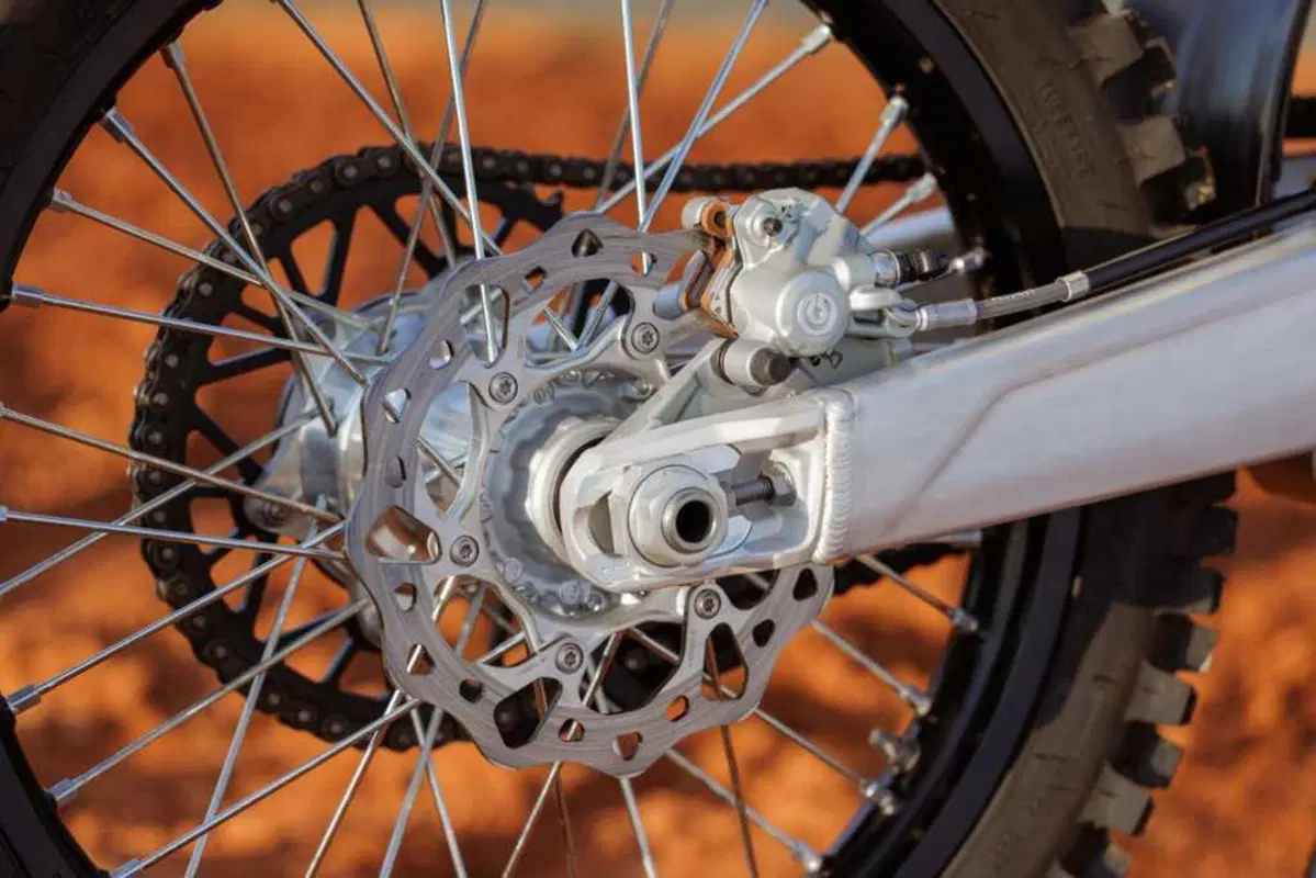 Triumph svela ufficialmente la nuova TF 250-X. Prezzo e caratteristiche (7)