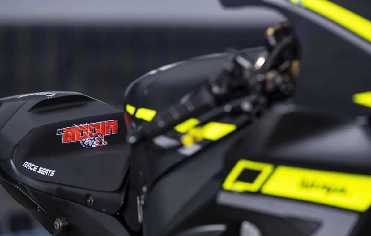 Kawasaki Racing Team si veste di nero per i test invernali che precedono la stagione 2024 (2)