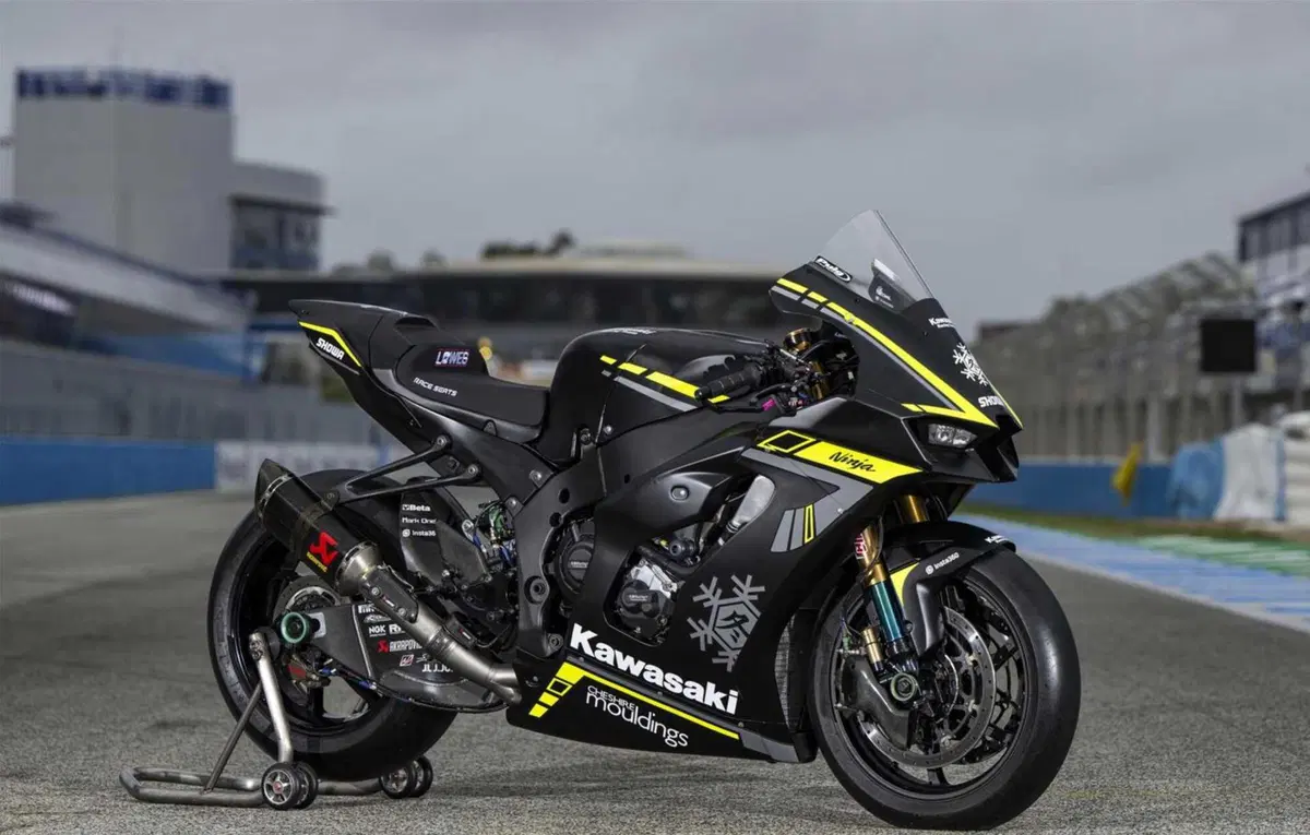 Kawasaki Racing Team si veste di nero per i test invernali che precedono la stagione 2024 (4)