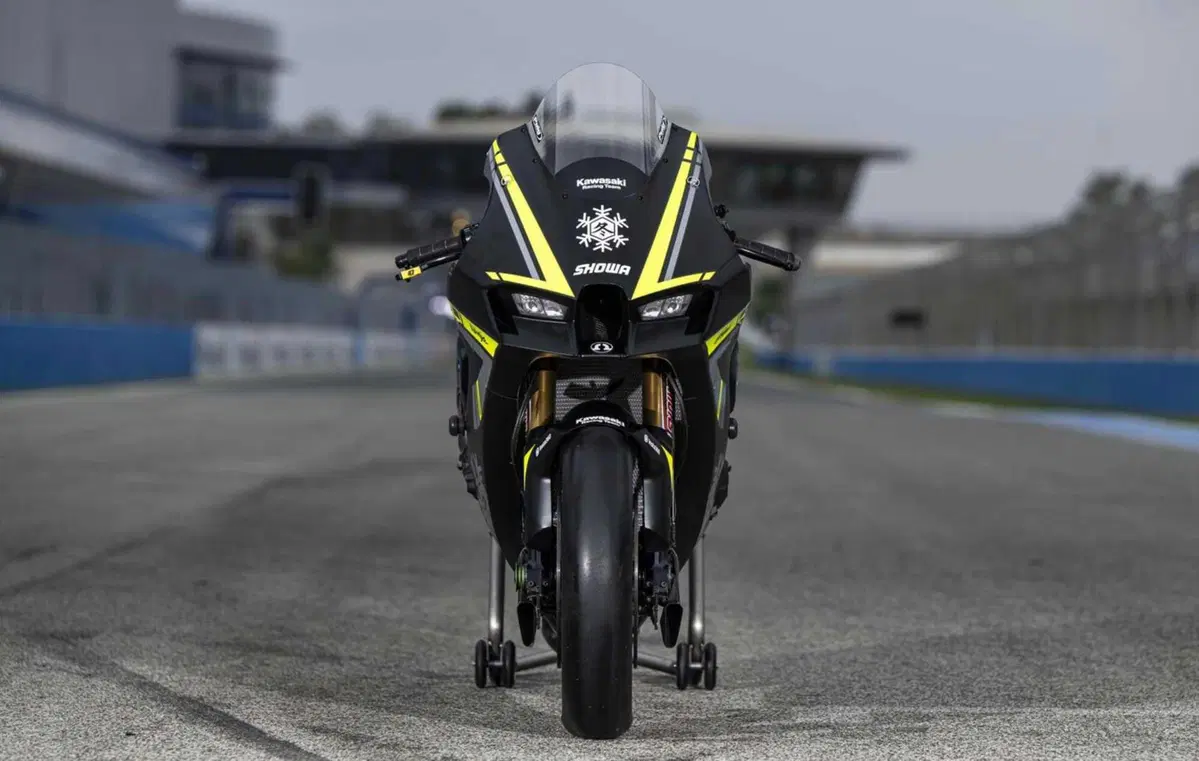 Kawasaki Racing Team si veste di nero per i test invernali che precedono la stagione 2024 (5)