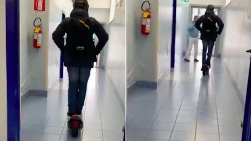 Capri, con il monopattino elettrico nei corridoi dell&#039;ospedale. Guai per l&#039;infermiere che lo stava guidando [VIDEO]