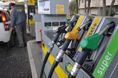 Delirio cartelli carburanti: adesso tornano, sospesa la sentenza del TAR