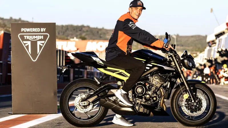MotoGP 2023. Oltre al mondiale di Moto2 Pedro Acosta ha vinto anche una bella Triumph Street Triple RS 765