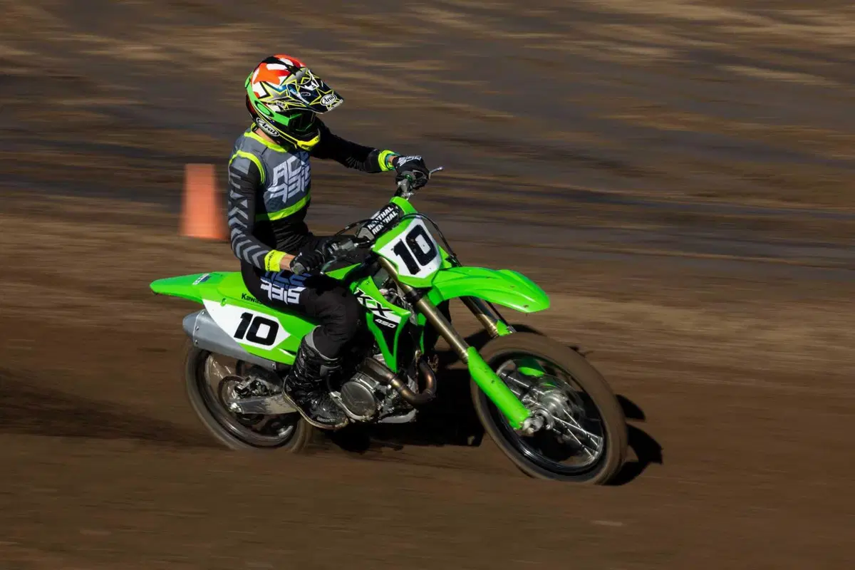 Kawasaki KX 450 2024 TEST: come va, pregi e difetti della nuova 450 giapponese [VIDEO E GALLERY] (2)