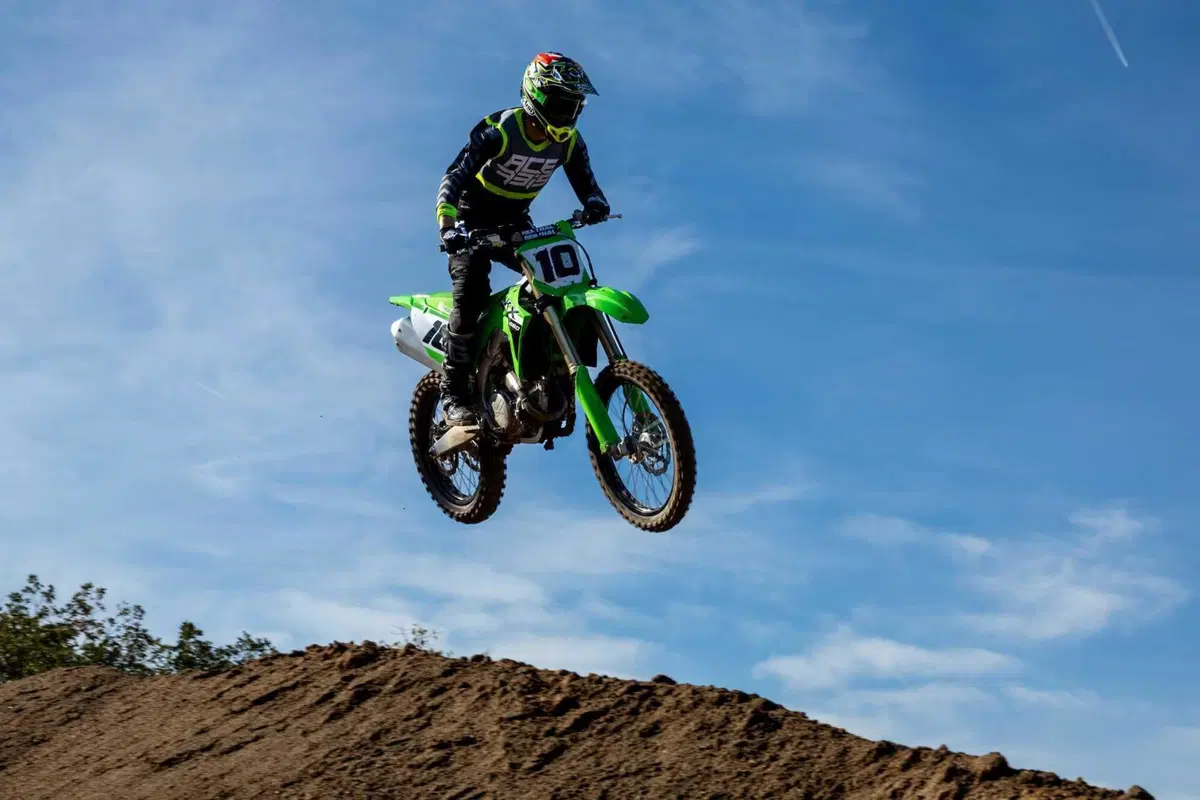 Kawasaki KX 450 2024 TEST: come va, pregi e difetti della nuova 450 giapponese [VIDEO E GALLERY] (4)