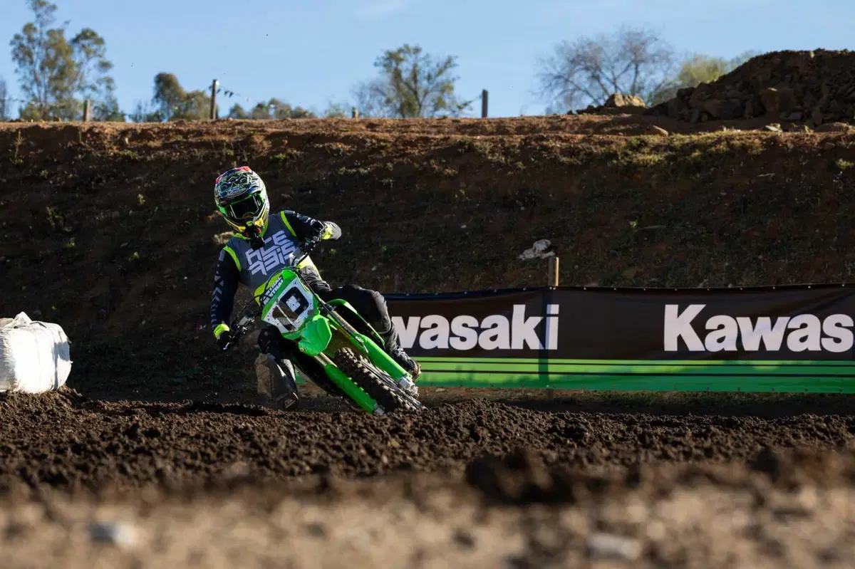 Kawasaki KX 450 2024 TEST: come va, pregi e difetti della nuova 450 giapponese [VIDEO E GALLERY] (5)