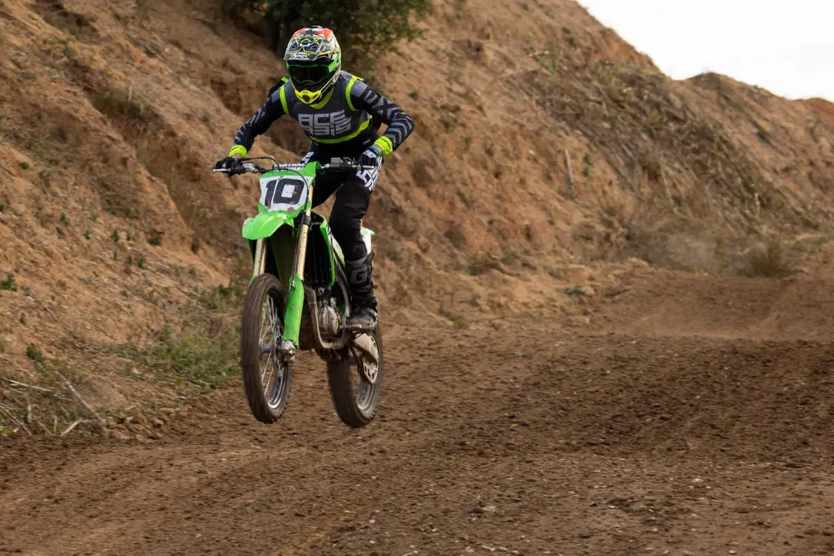 Kawasaki KX 450 2024 TEST: come va, pregi e difetti della nuova 450 giapponese [VIDEO E GALLERY] (10)