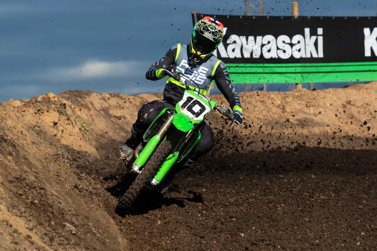Kawasaki KX 450 2024 TEST: come va, pregi e difetti della nuova 450 giapponese [VIDEO E GALLERY] (11)