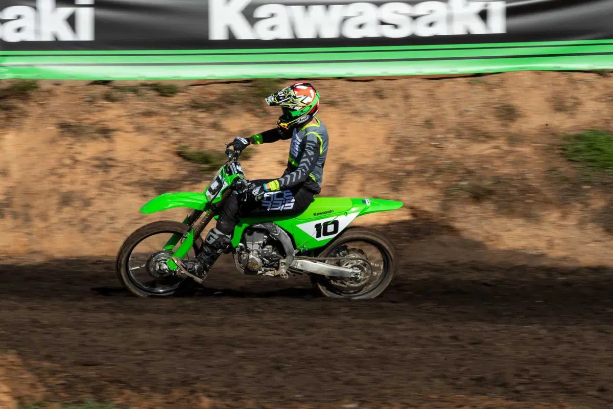Kawasaki KX 450 2024 TEST: come va, pregi e difetti della nuova 450 giapponese [VIDEO E GALLERY] (14)