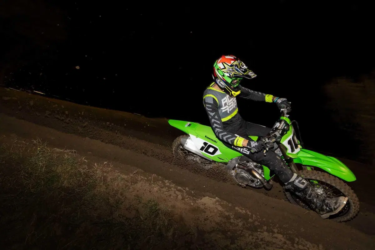 Kawasaki KX 450 2024 TEST: come va, pregi e difetti della nuova 450 giapponese [VIDEO E GALLERY] (17)