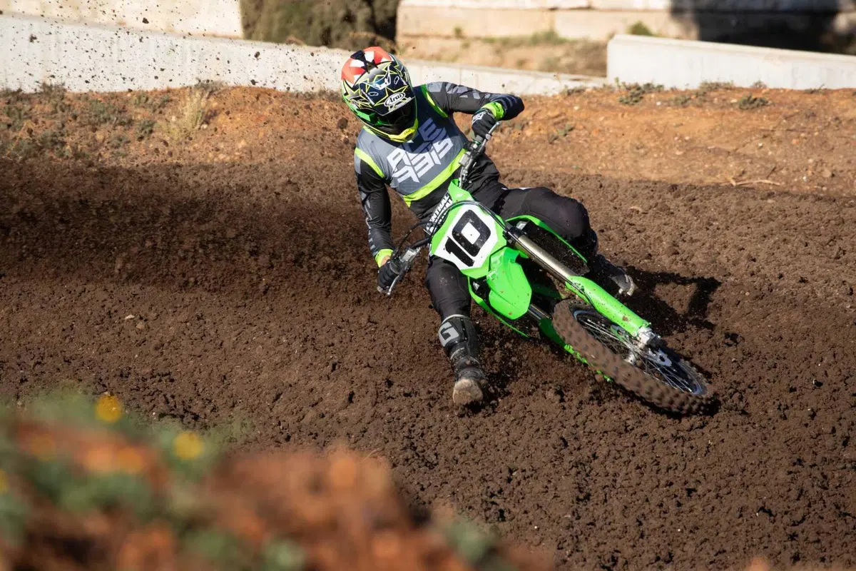 Kawasaki KX 450 2024 TEST: come va, pregi e difetti della nuova 450 giapponese [VIDEO E GALLERY]