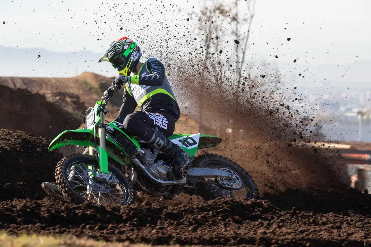 Kawasaki KX 450 2024 TEST: come va, pregi e difetti della nuova 450 giapponese [VIDEO E GALLERY] (20)