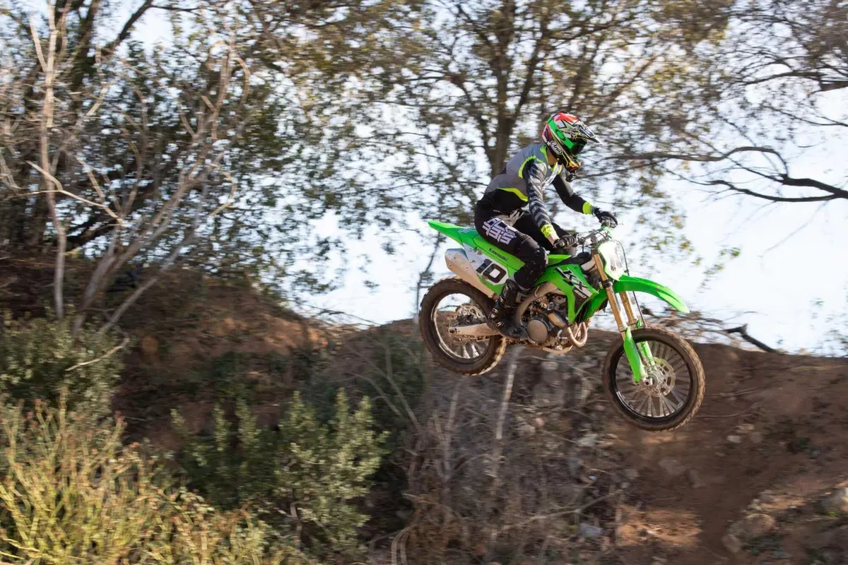 Kawasaki KX 450 2024 TEST: come va, pregi e difetti della nuova 450 giapponese [VIDEO E GALLERY] (21)