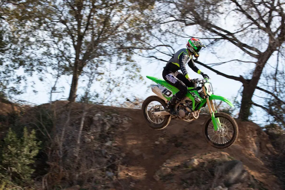 Kawasaki KX 450 2024 TEST: come va, pregi e difetti della nuova 450 giapponese [VIDEO E GALLERY] (22)
