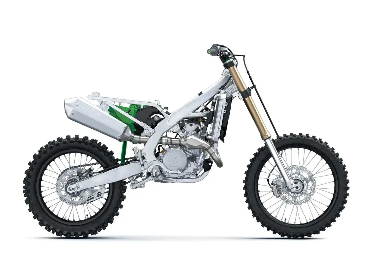 Kawasaki KX 450 2024 TEST: come va, pregi e difetti della nuova 450 giapponese [VIDEO E GALLERY] (31)