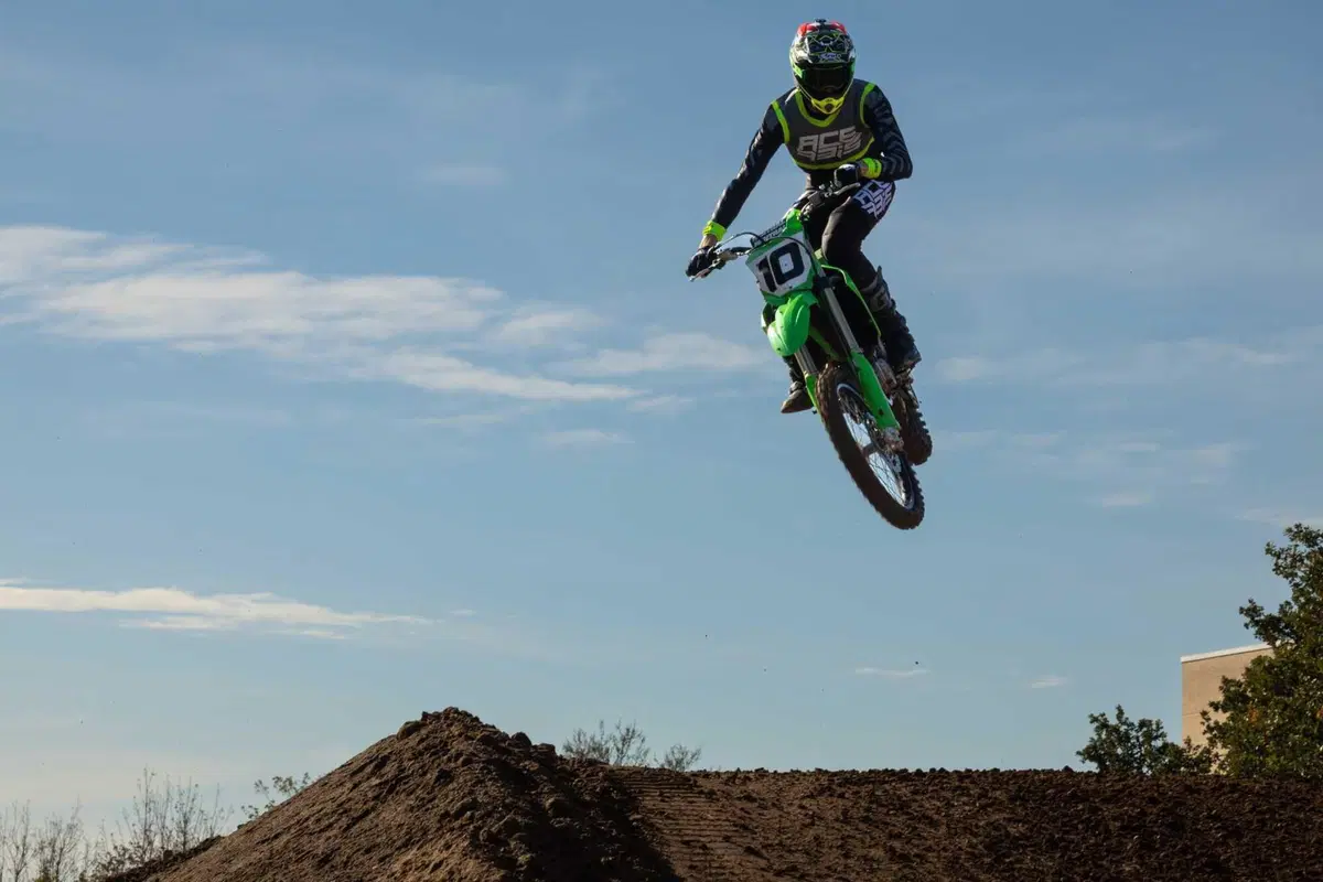 Kawasaki KX 450 2024 TEST: come va, pregi e difetti della nuova 450 giapponese [VIDEO E GALLERY] (2)