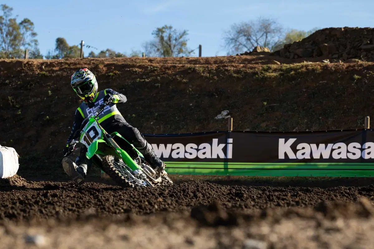 Kawasaki KX 450 2024 TEST: come va, pregi e difetti della nuova 450 giapponese [VIDEO E GALLERY] (5)