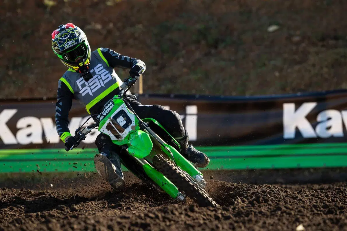 Kawasaki KX 450 2024 TEST: come va, pregi e difetti della nuova 450 giapponese [VIDEO E GALLERY] (11)