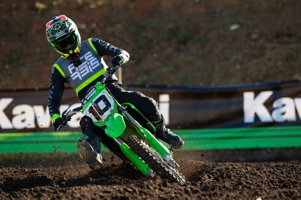 Kawasaki KX 450 2024 TEST: come va, pregi e difetti della nuova 450 giapponese [VIDEO E GALLERY] (12)