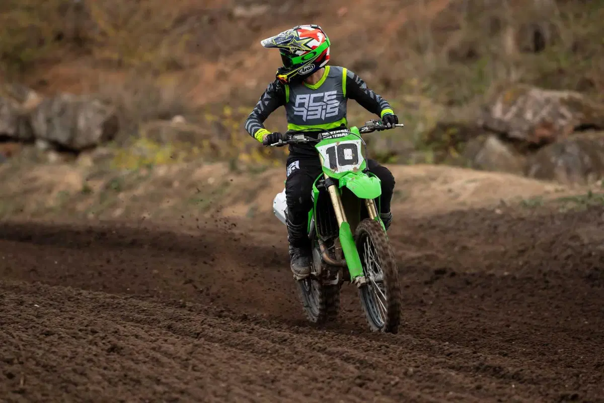 Kawasaki KX 450 2024 TEST: come va, pregi e difetti della nuova 450 giapponese [VIDEO E GALLERY] (14)