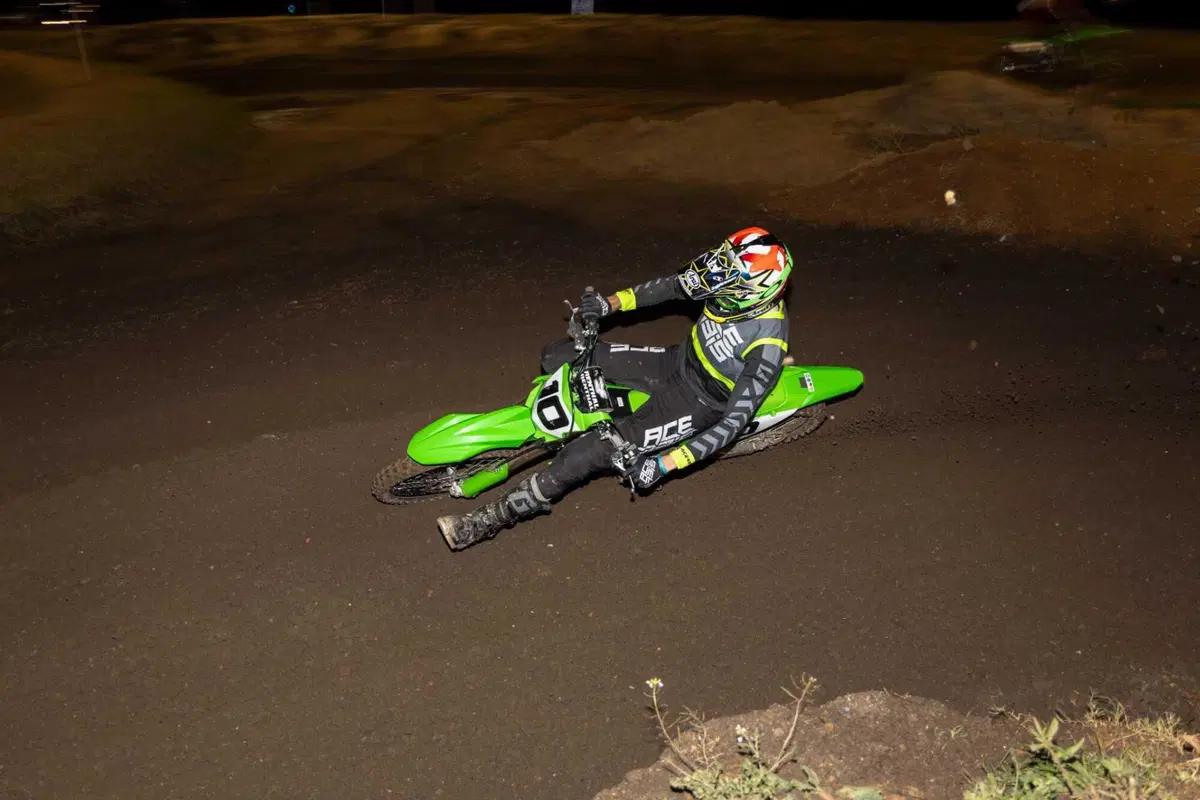 Kawasaki KX 450 2024 TEST: come va, pregi e difetti della nuova 450 giapponese [VIDEO E GALLERY] (15)