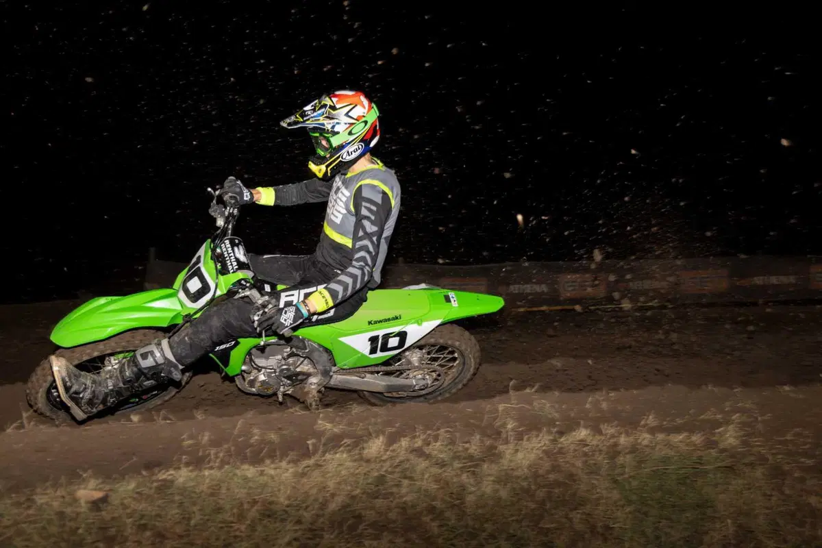 Kawasaki KX 450 2024 TEST: come va, pregi e difetti della nuova 450 giapponese [VIDEO E GALLERY] (17)