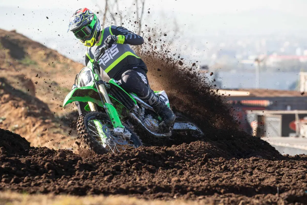Kawasaki KX 450 2024 TEST: come va, pregi e difetti della nuova 450 giapponese [VIDEO E GALLERY] (19)