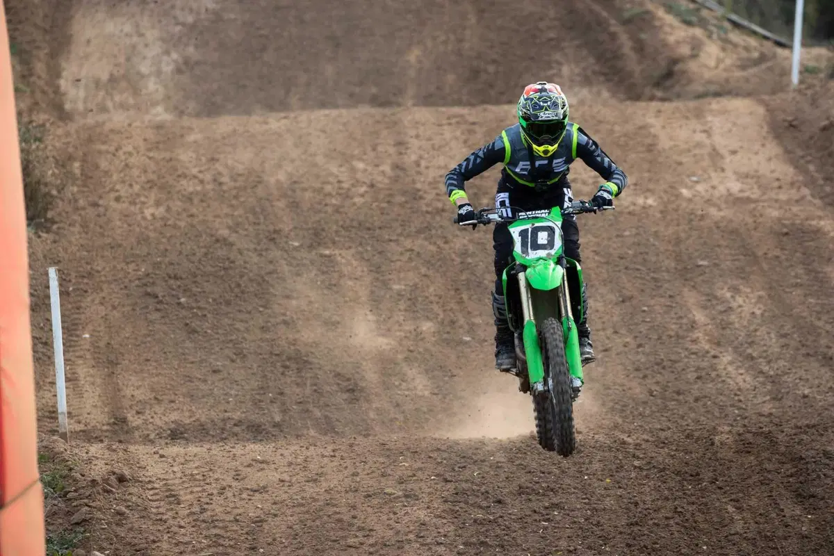 Kawasaki KX 450 2024 TEST: come va, pregi e difetti della nuova 450 giapponese [VIDEO E GALLERY] (28)