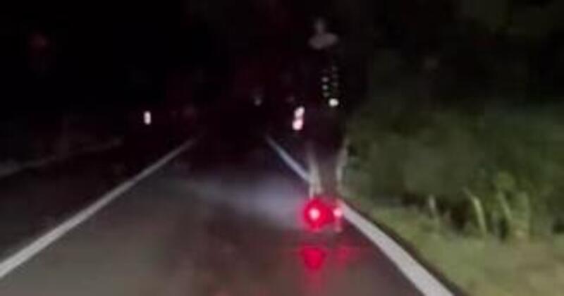 Beccati dalla polizia mentre guidano di notte monopattini elettrici e biciclette senza luci: fioccano le multe in Veneto