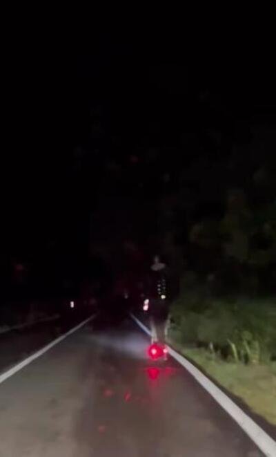 Beccati dalla polizia mentre guidano di notte monopattini elettrici e biciclette senza luci: fioccano le multe in Veneto