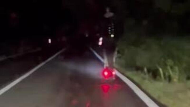 Beccati dalla polizia mentre guidano di notte monopattini elettrici e biciclette senza luci: fioccano le multe in Veneto