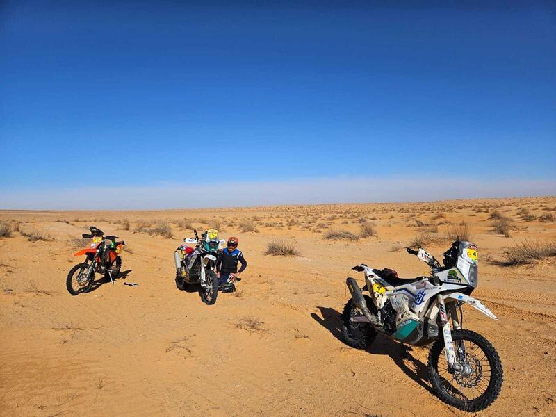 Piccola sosta nel deserto per riparare la cruna della catena, danneggiata contro una pietra nascosta dalla sabbia