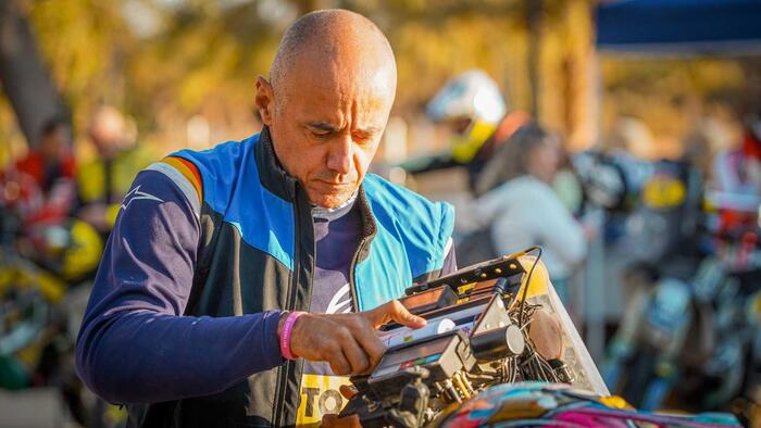 Ogni mattina all'alba si carica il roadbook di carta