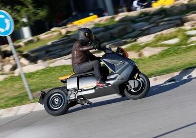 Si pu&ograve; guidare uno scooter elettrico senza patente? Normativa e casi particolari [GUIDA]